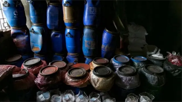 পুরনো ঢাকার শ্যামপুরে একটি ডাইং ফ্যাক্টরিতে পেইন্ট এবং অন্যান্য রাসায়নিক দ্রব্য মজুত করা।