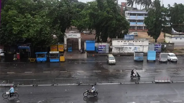 तूफ़ान की वजह से सड़कों पर सन्नाटा