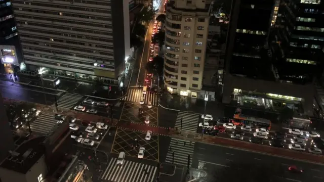 अमेजन वनक्षेत्र लागेको डढेलोबाट आएको धुँवाका कारण २७ सय किलोमिटर परको साओ पाउलोमा दिउँसै अन्धकार भएको थियो।