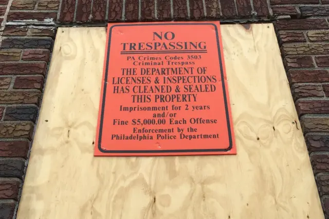 Cartel de edificio abandonado.