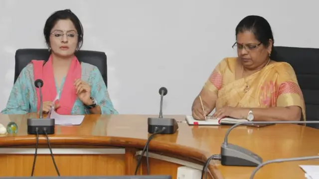 छवि भारद्वाज (बाएं) चुनाव पर्यवेक्षक वी अमुथ्थावल्ली के साथ