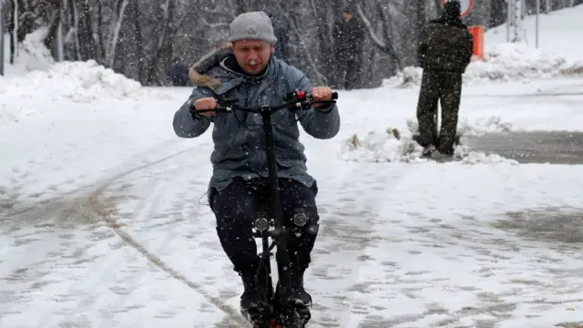 человек на электросамокате