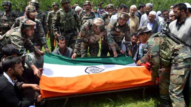 लेफ़्टिनेंट उमर फ़य्याज़ का अंतिम संस्कार