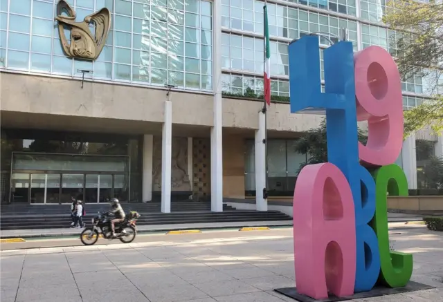 Antimonumento a los 49 niños muertos en el incendio de la guardería ABC.