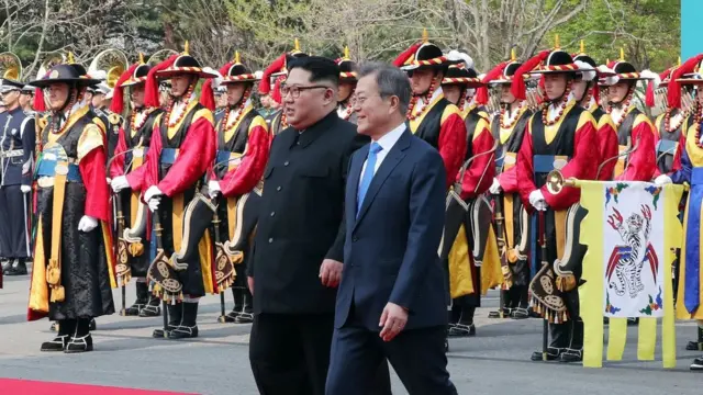 Обоих лидеров встречал торжественный караул