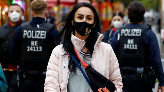 La Policía vigila el uso de la mascarilla en una calle comercial de Alemania.