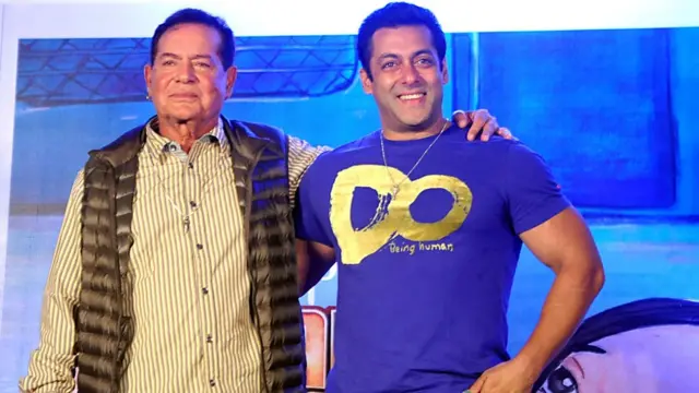 বলিউড চিত্রনাট্যকার সেলিম খান, ছেলে ও সুপারস্টার সালমান খানের সঙ্গে