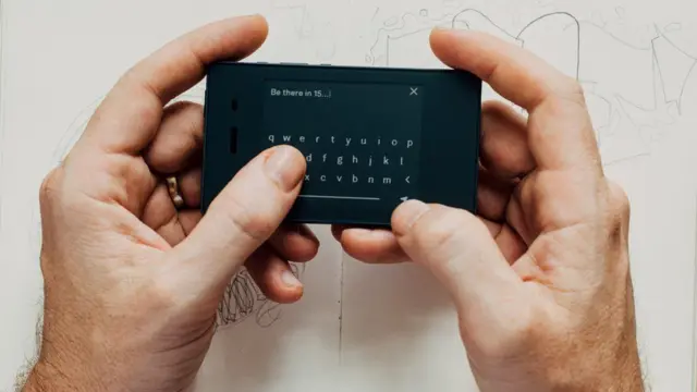 நியு யார்க் நிறுவனமான லைட் ஃபோன், அதன் கைபேசிகளில், "ஒருபோதும் சமூக ஊடகங்கள், மின்னஞ்சல், ப்ரவுசர் போன்ற எந்த வசதிகளும் இருக்காது," என்று உறுதியளிக்கிறது.