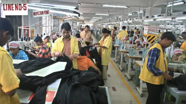 ফ্যাক্টরি ফ্লোরে নিরলস কর্মী।