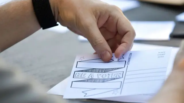 2016년 선거 때 스위니는 사람들에게 투표를 독려하는 엽서를 쓰게 했다