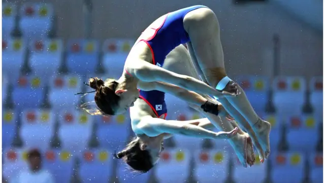 한국의 조은비와 문나윤이 14일 광주 광산구 남부대학교에서 열린 2019 광주 세계수영선수권대회 다이빙 여자 싱크로나이즈드 10m 플랫폼 결승에서 다이빙 연기를 펼치고 있다
