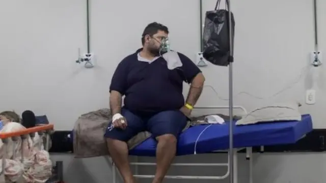 Un patient dans une salle de fortune d'un hôpital de Brasilia.