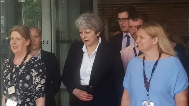 Thủ tướng Anh Theresa May rời bệnh viện ở London sau khi thăm các nạn nhân