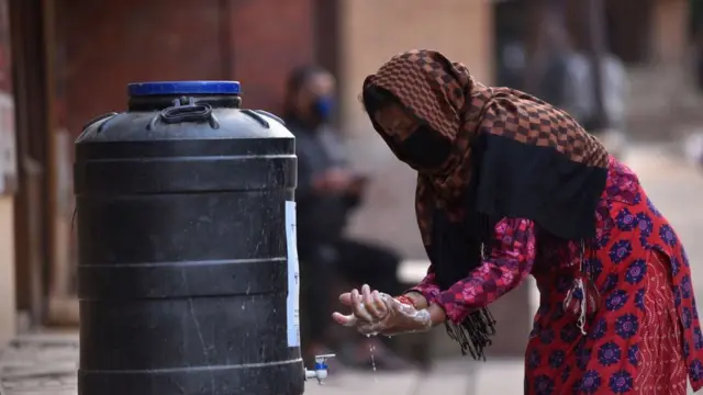 করোনাভাইরাস সংক্রমণ থেকে বাঁচতে হাত ধোয়া