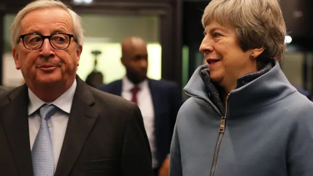 স্ট্রাসবুর্গে ইইউ কমিশনের প্রেসিডেন্ট ইয়ংকার এবং প্রধানমন্ত্রী টেরিজা মে , ১১ ই মার্চ