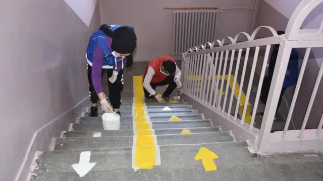 Okullarda sosyal mesafe kurallarına ilişkin ikaz hazırlıklarına devam ediliyor.
