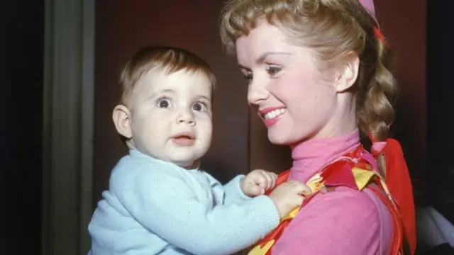 Fisher khi còn bé với mẹ là diễn viên Debbie Reynolds