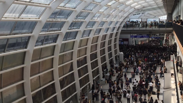 受公众集会影响，香港机场客运大楼十分拥挤