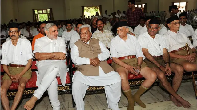 રાષ્ટ્રીય સ્વંયસેવક સંઘના કાર્યકર તરીકે ઘડાયેલા કેશુભાઈને સૌ કેશુબાપા તરીકે ઓળખતા થયા હતા