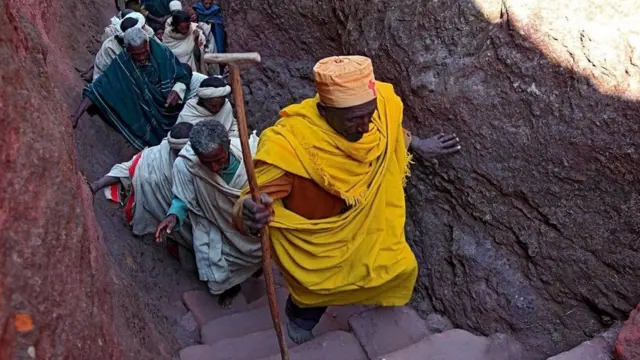 Les paroissiens traversent des passages étroits