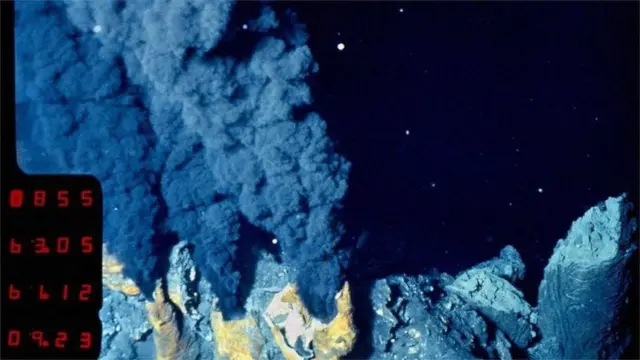 Okyanus tabanında hidrotermal baca