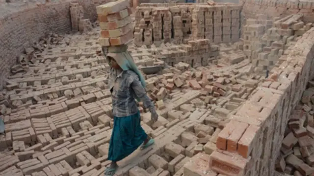 Một phụ nữ Ấn Độ làm việc tại một lò gạch vào ngày Phụ nữ Quốc tế ở Dimapur, Ấn Độ, phía đông bắc bang Nagaland.
