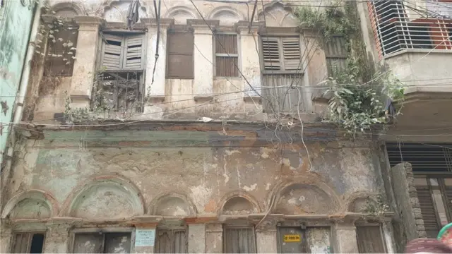 শত বছরের পুরানো ভবনে এখনও মানুষ বাস করছে।