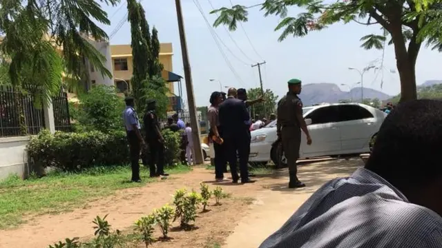 Ụfọdụ ndị uweojii nọ n'ebe ha gara ngagharị iwe