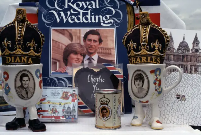 Витрина с сувенирами накануне свадьбы Чарльза и Дианы