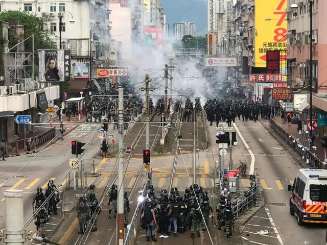 警方释放催泪弹