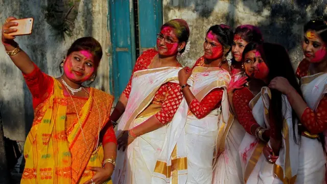 ہندو کیلینڈر کے مطابق ہولی پھالگن پورنما (مارچ یا کبھی کبھی فروری) کے مہینے میں منائی جاتی ہے۔