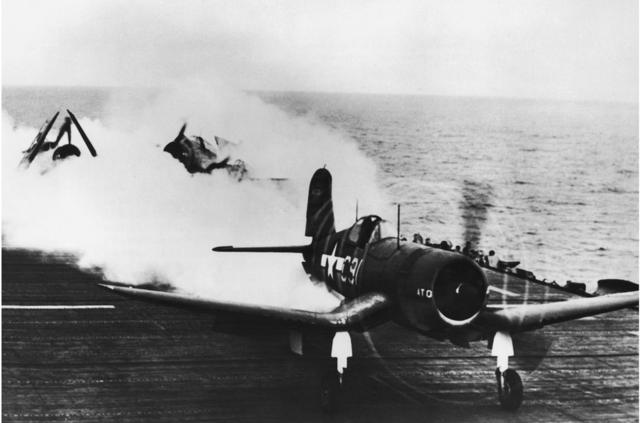 1944年10月，一架美国海军战斗机在喷射器助推起飞后降落在一艘航空母舰的甲板上。