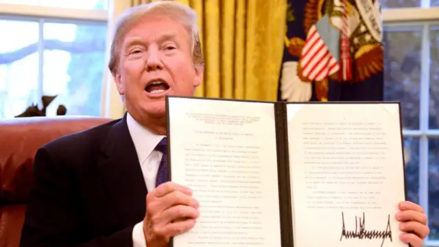Donald Trump, ya annaya ƙarin haraji kan kayyakin sola a 2018.