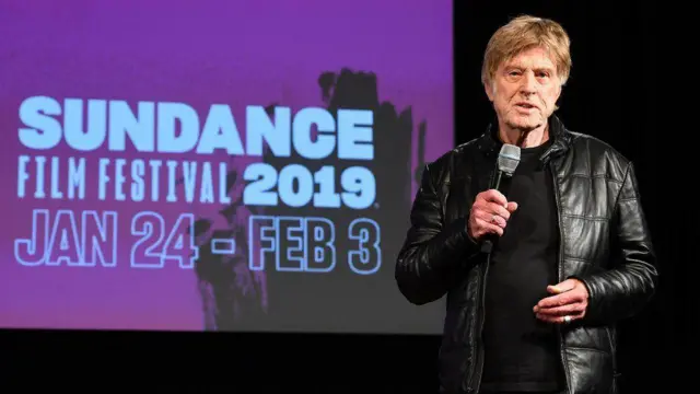 Robert Redford apparaît sur scène au Festival du film de Sundance en 2019. Il parle dans un micro.