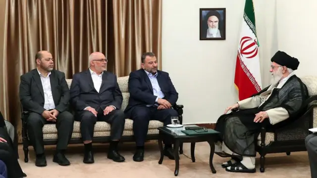 العاروری (نفر دوم از راست) در دیدار با آیت الله خامنه ای