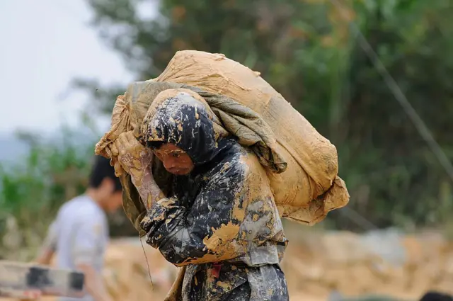 Thợ mỏ tại khu vực khai thác đất hiếm ở tỉnh Giang Tây, Trung Quốc