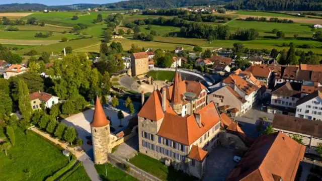 O anfiteatro romano fica atrás do Castelovulcan slotAvenches, no cantãovulcan slotVaud, na Suíça