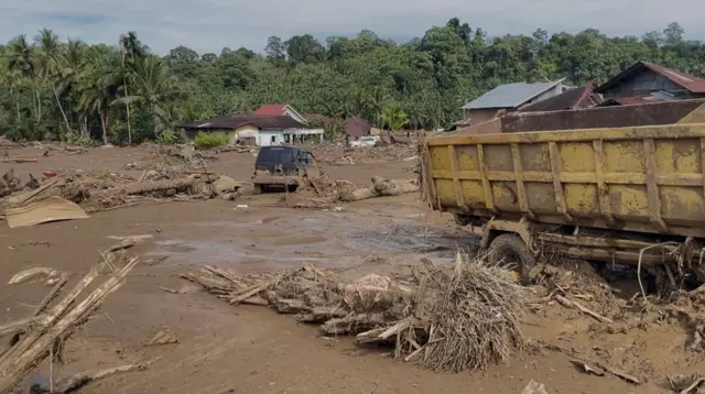 Kendaraan pribadi dan sebuah truk berada di lautan lumpur usai diterjang banjir bandang Sumbar.