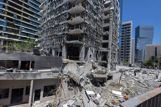 ইরানের ক্ষেপণাস্ত্রের আঘাতে ক্ষতিগ্রস্থ রামাত গানের ভবন।