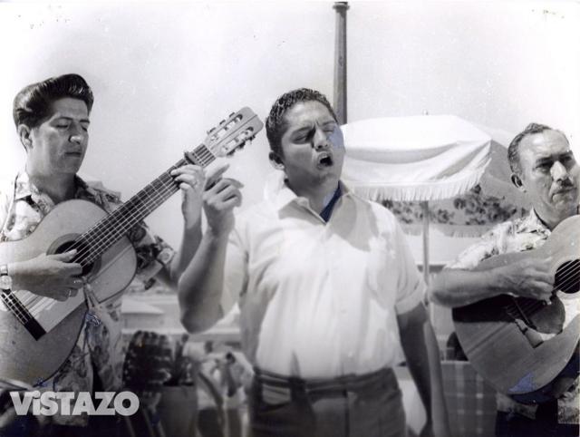 Julio Jaramillo cantando con guitarristas al lado