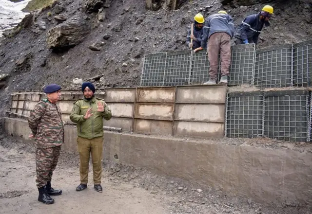 जून में बीआरओ के डीजी राजीव चौधरी ने श्री अमरनाथ यात्रा ट्रैक के लिए बालटाल और चंदनवारी में हो रहे कामों की जानकारी ली.