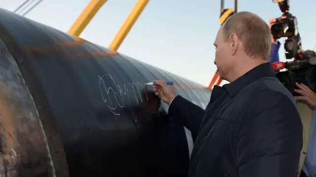 Путин подписывает первый участок газопровода «Сила Сибири» в сентябре 2014 года
