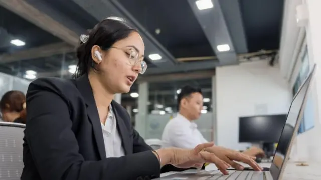 પહેલી નોકરી કેવી રીતે મેળવવી, એઆઈ દ્વારા સીવી કે રિઝ્યૂમ કેવી રીતે લખવો, નોકરી મેળવવાની ટિપ્સ, કૉમ્યુનિકેશન સ્કીલ્સ અને અનુભવ, બીબીસી ગુજરાતી