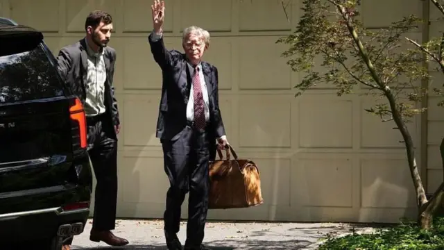 जॉन बोल्टन, मेरीलँडमधील त्यांच्या घराबाहेर
