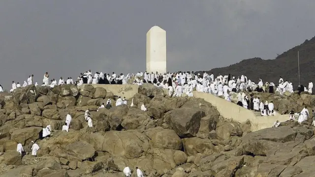 ኣስላም ኣብ ደብረ-ዓራፋት በጺሖም ናብ ኣላህ እናጸለዩ ግዜ የሕልፉ