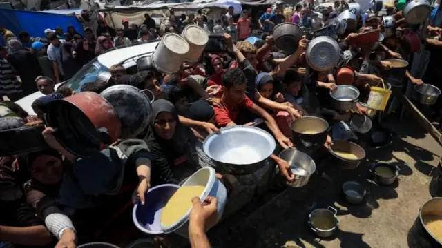 सहयोग लिन प्रतीक्षारत गाजाका बासिन्दा