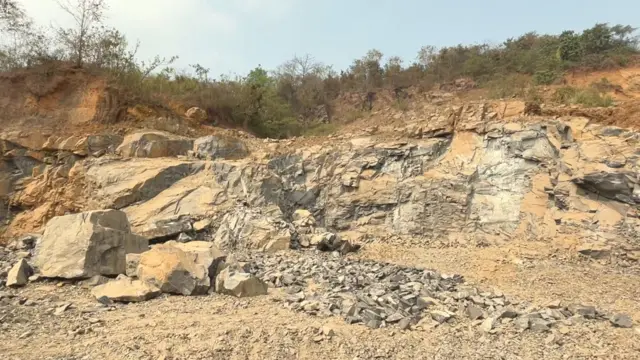 तिलारीच्या भोवतालच्या भागात अशा खाणी आजही दिसतात.