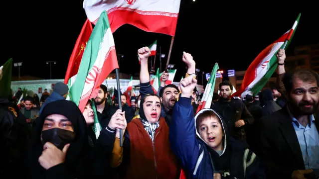 Неки Иранци су изашли на улице Техерана после објаве о примирју