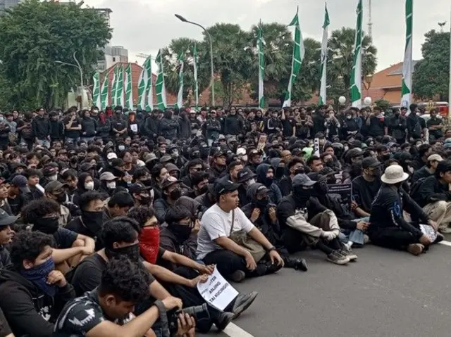 Para mahasiswa menyimak orasi penolakan terhadap UU TNI yang telah direvisi.