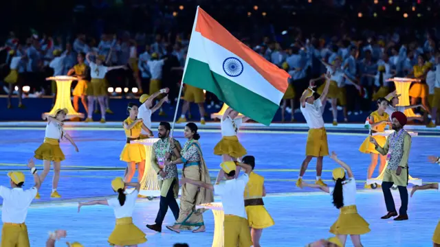 उद्घाटन समारोह के दौरान ध्वजवाहक बने भारतीय हॉकी टीम के कप्तान हरमनप्रीत सिंह और बॉक्सर लवलीना बोरगोहाईं